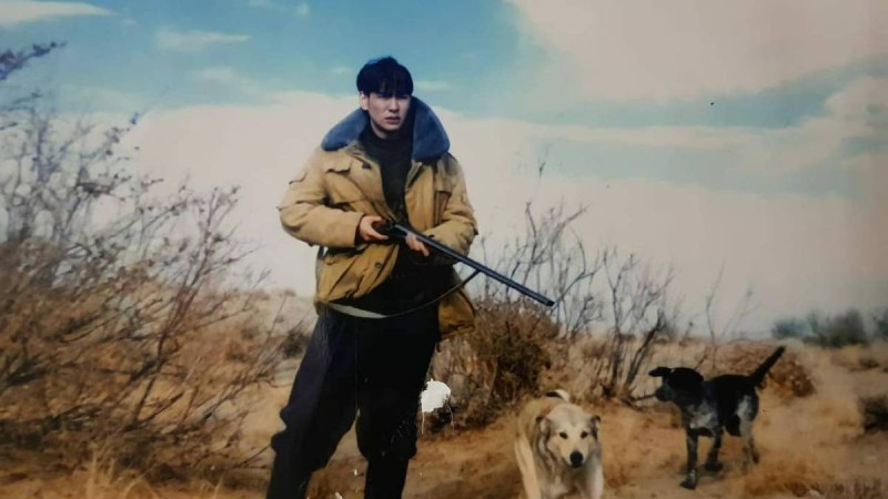 "Мен ғашық болған Мейрамбек". Әнші 21 жастағы суреттерімен жұртты тәнті етті (фото)