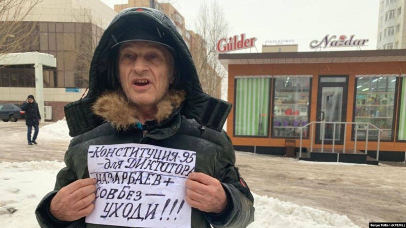 Заңгер Фабрый пикетке шығып, Назарбаевтың отставкасын талап етті