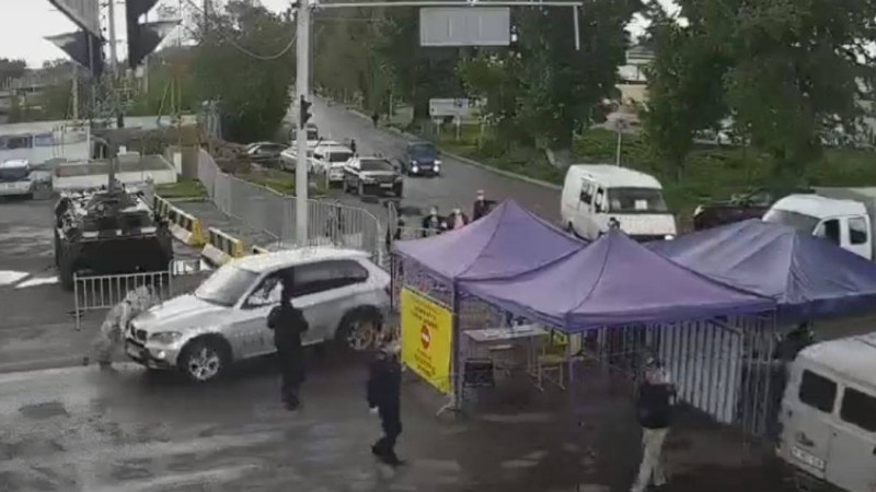 Алматыдағы бақылау-өткізу бекетінде полиция қызметкерін көлік қағып кетті - Қазақстан жаңалықтары