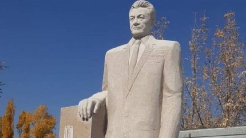 «Қазақты әлдебір құбыжық етіп көрсетудің кезекті қаніпезер амалы»: жұрт Қонаевқа қойылған ескерткішті қабылдай алмай жатыр