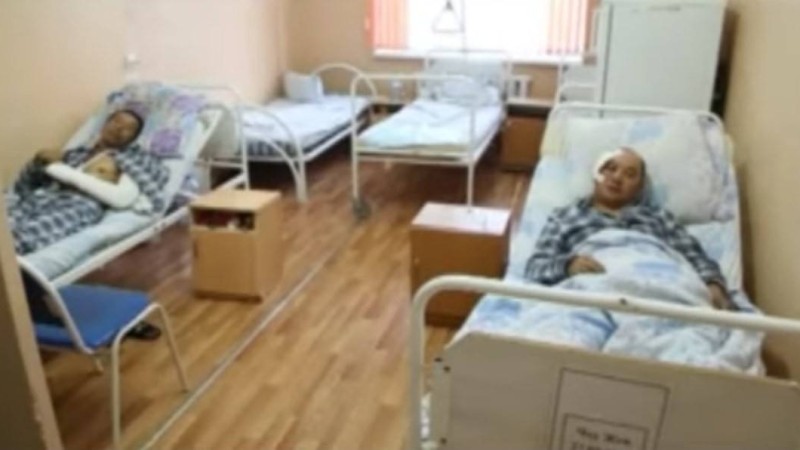 "Намысқа тырысып, төбелеске барған": Қытай жұмысшыларын ұрды деп айыпталғандардың туыстары тергеуге көңілі толмайтындығын айтты
Қазақстандық жұмысшыларға қылмыстың үш бабы бойынша айып тағылыпты