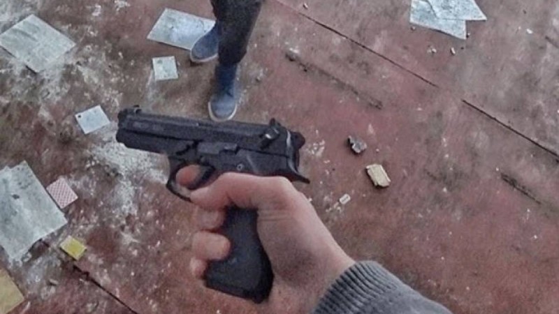 Алматыда көшеде тапанша көтеріп жүрген адам видеоға түсіп қалды