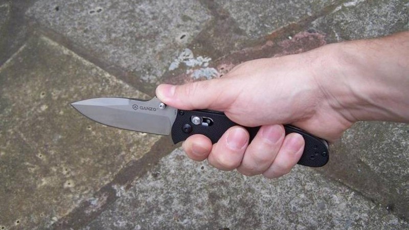 ШҚО-да қыз зорлап сотталған адамның әкесі әйелге пышақпен шабуыл жасады