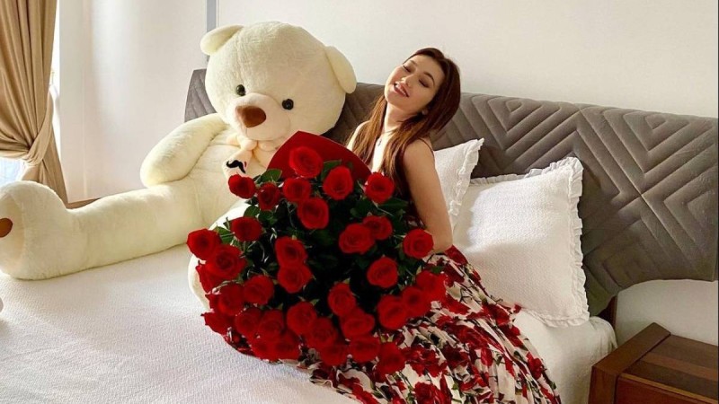 Ерке Есмахан 667 мыңдық кроссовкасын көрсетті (фото)