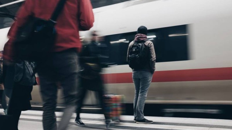 Кішкентай қыз пойыз астына құлап кетті – видео