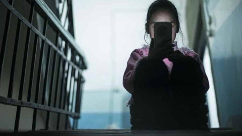 Оқушы қыз тамырын кесіп тастады: Арыста ер адам желі арқылы жасөспірімдерді суицидке итермелеген