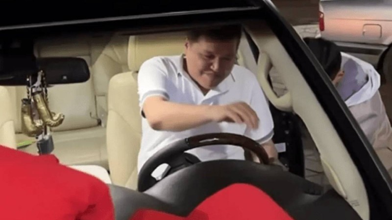 Әлем чемпионы Санжар Тәшкенбай әкесіне қымбат көлік сыйлады (видео)