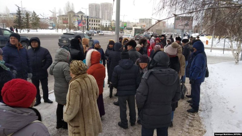 Дулат Ағаділдің тергеу изоляторындағы қазасынан кейін белсенділер ІІМ алдына жинала бастады