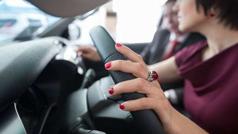 Әйел алты жасар ұлын жүйткіген көлік рөліне отырғызды