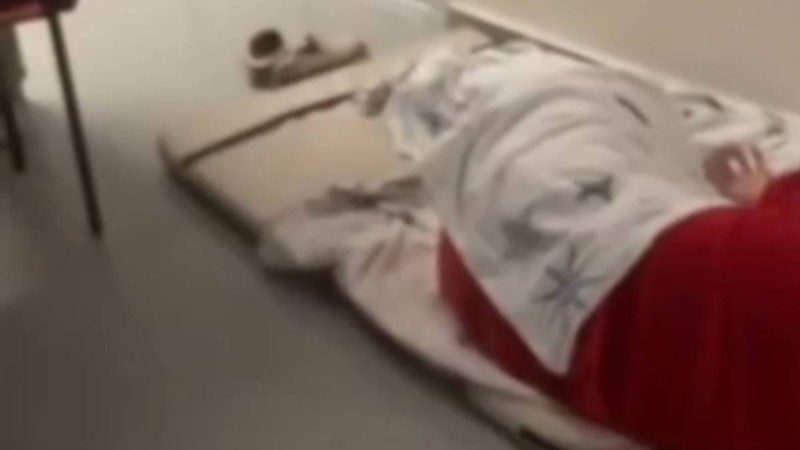 Шымкенттегі инфекциялық ауруханада аналар мен балалар дәлізде жатуға мәжбүр болды