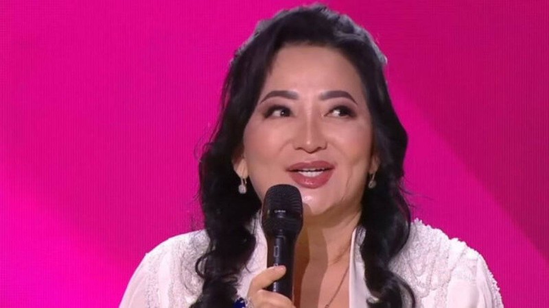 «Халықтың көңілін қимай, келісеміз»: Гүлзира Айдарбекова не үшін ән айтып жүргенін түсіндірді