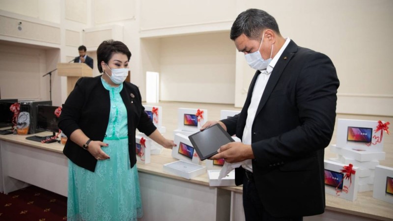 Атырауда жағдайы төмен отбасыларға жарамсыз планшеттер таратылған