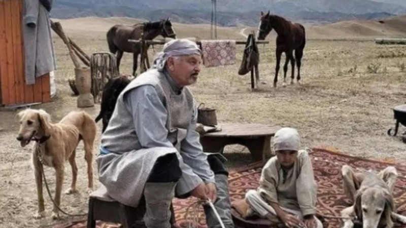 Мейрамбек Бесбаев ұлы мен қызын өз бейнебаянына түсірді (Видео)