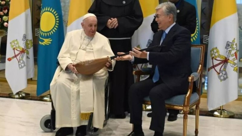 Тоқаев Рим Папасына домбыра сыйлады