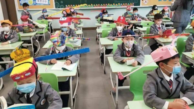 Қытай мектептерінде сабақтар қайта басталып, балалардың қашықтықты қалай сақтау керектігі туралы айтылды - Қазақстан жаңалықтары