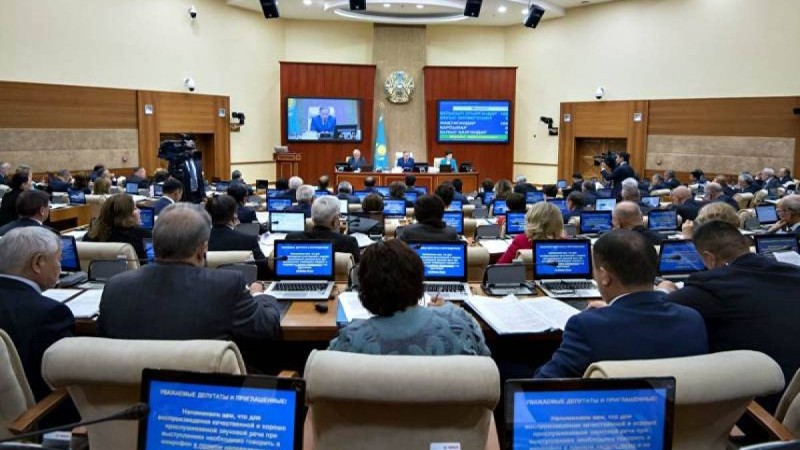 Қазақстандық мемлекеттік қызметшілер олармен жұмыс істейтін туыстары жайлы хабарлауға мәжбүр болады - Қазақстан жаңалықтары