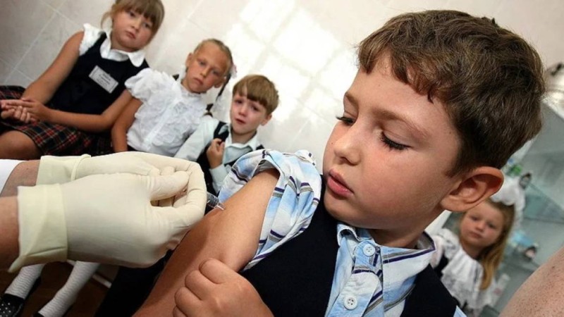 Мектеп оқушыларына ата-ана келісімінсіз коронавирусқа қарсы вакцина егіле ме?