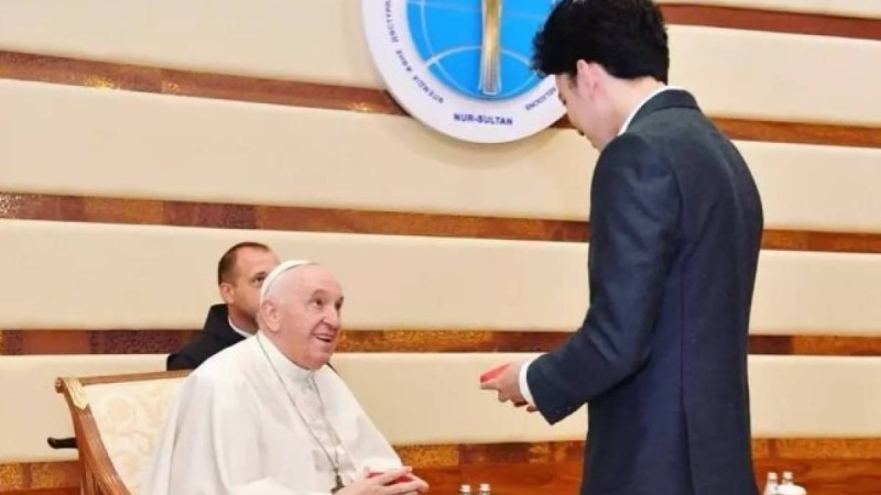 Димаш Құдайберген Рим Папасының медалімен марапатталды (фото)