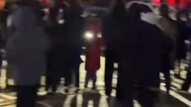 Ақтауда тегін донер таратылып, халық бірін-бірі таптап кете жаздады (видео)