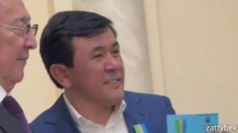 Әнші Заттыбек Көпбосынұлы төсбелгімен марапатталды