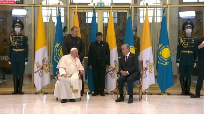 Тоқаев елорда әуежайында Рим Папасын күтіп алды