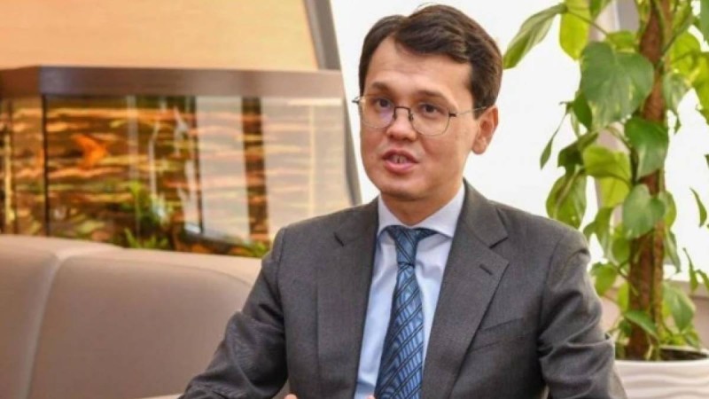 "Қазақ тілінде жауап беремін, олар тұтқаны қоя салады": Бағдат Мусин алаяқтарға қалай жауап беретінін айтты