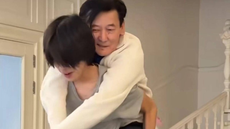 "Нардың жүгін көтеріп жүр": Әкелерін арқалаған Қыдырәлі Болмановтың ұлдарына көпшілік сүйсінді