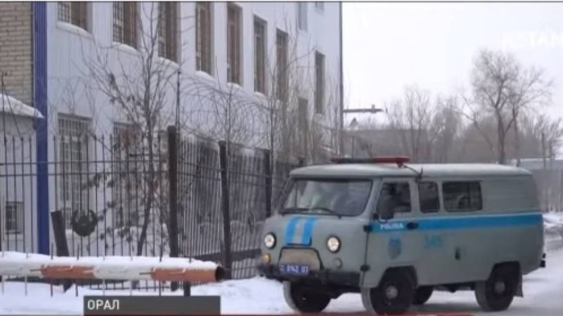 Түнгі клубта танысқан қыз «жігітін» өлімші етіп сабап, үйін тонап кеткен