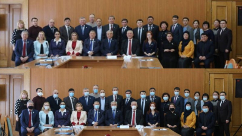 «Демалмай тұрдық». Маска тақпай суретке түскен депутаттар желіні шулатты