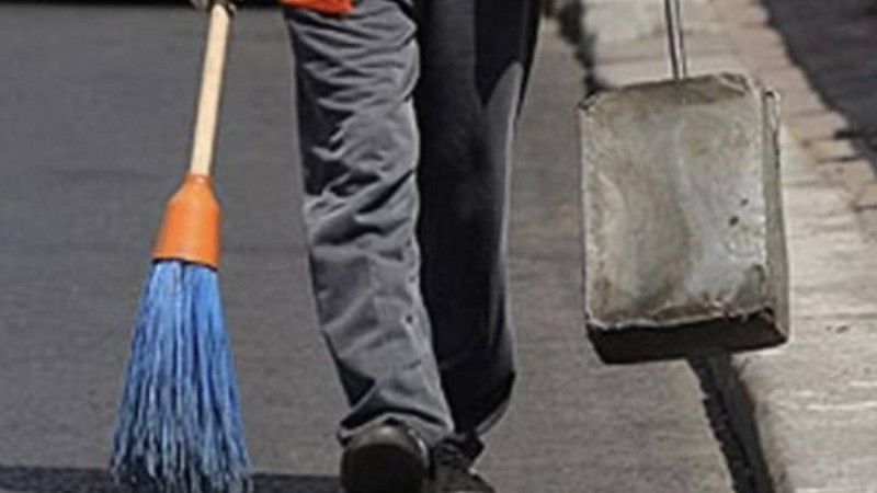 Қарағандылық көше тазалаушы айына 20 мың теңге жалақы алатынына шағымданды