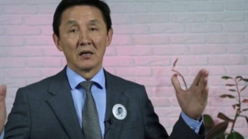 "Шешіндіріп, арқасына су бүркеді". Ахметбек Нұрсила қазақ әйелдерін алдап жүрген азамат туралы айтты