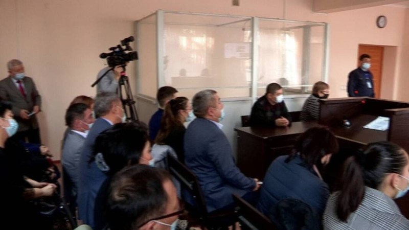 Кедей отбасылар мен мұғалімдер ақшасын қалтасына басқан директор 8 жылға сотталды