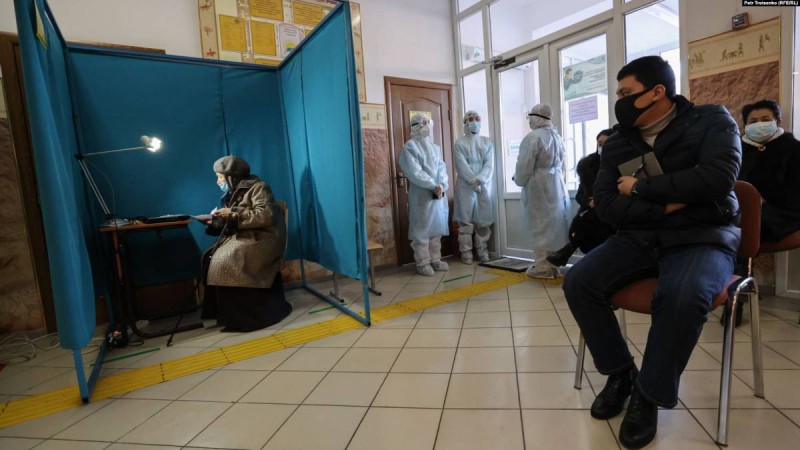 "Комиссия мүшесі де, бақылаушы да әділ қоғам орнайтынына сенбейді". Сайлаудағы бақылаушының әңгімесі