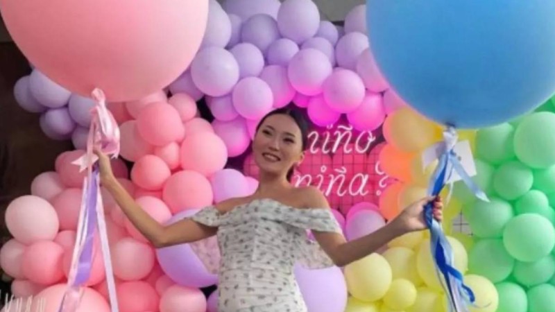 Айсәуле Бақытбек "гендер-пати" жасап, баласының жынысын жария етті (фото, видео)