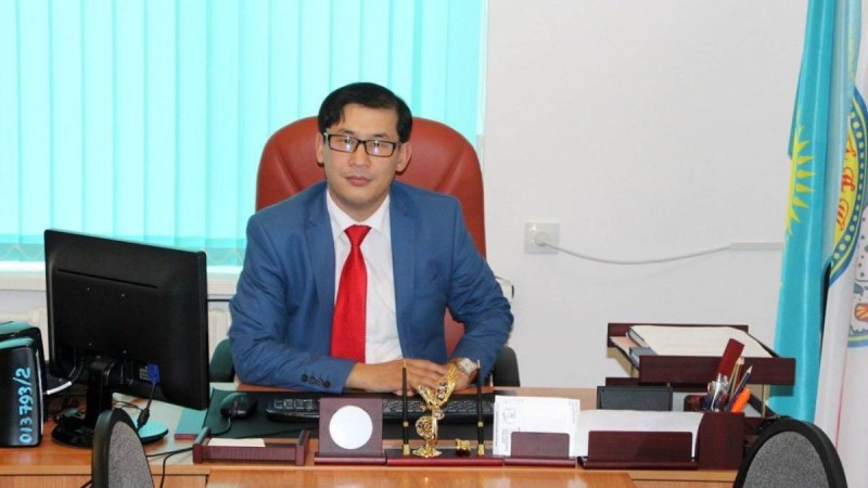 Алматыда мектеп директоры мұқтаж жанға өз күртешесін шешіп бере салған