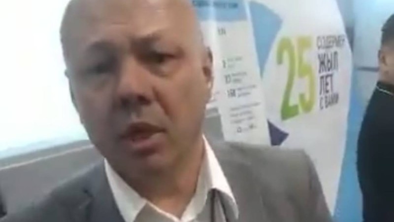 Қазақ тілін менсінбейтін әуежай қызметкерлері көпшіліктің ашуын тудырды (ВИДЕО)