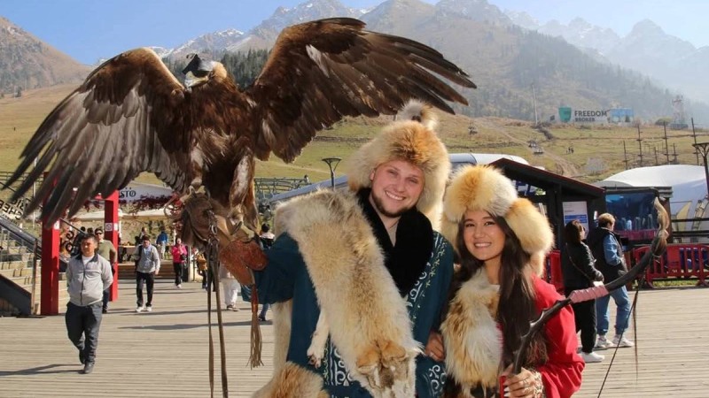 Америкаға бала бағуға барған 24 жастағы қазақстандық ару шетелдік қайын атасымен бешбармақ пісірді (видео)