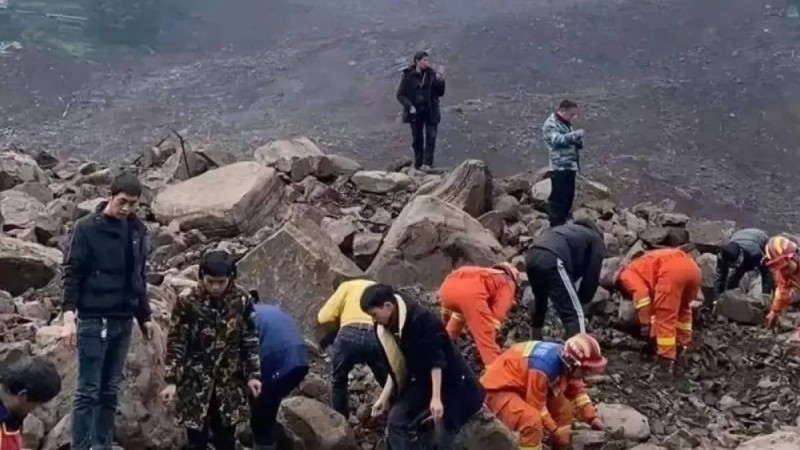 Қытайда лай көшкіні жүріп, 28 адам із-түссіз жоғалып кетті (видео)