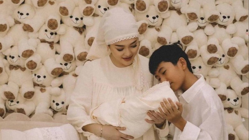 "11 жыл бөлек тұрған ана мен баланы қосты": Ерке Есмахан күйеуіне алғыс айтты