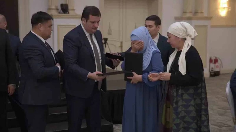 Ақтаудағы ұшақ апаты: Әзербайжандық кәсіпкер қаза тапқан қазақстандықтардың туыстарына пәтер берді