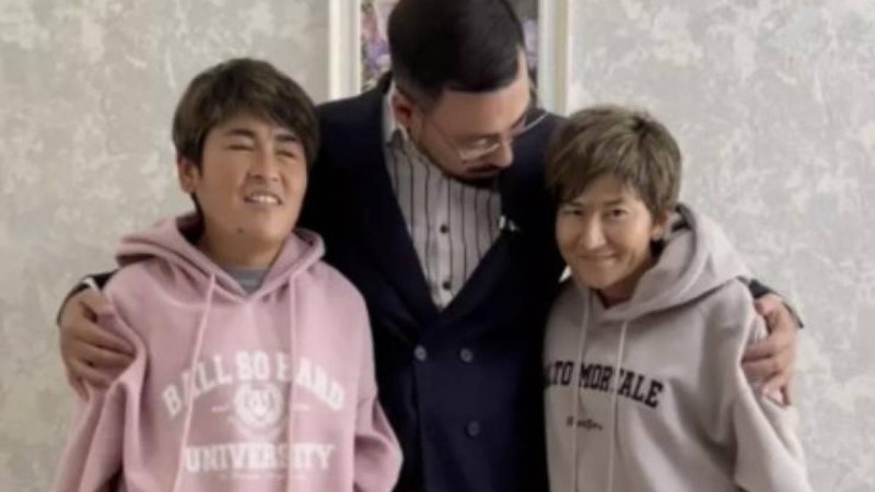 "Осыларды көрсем, жүрегім ауырады". 17 жыл құлдықта болған қыздардың өнері көпшілікті елжіретті