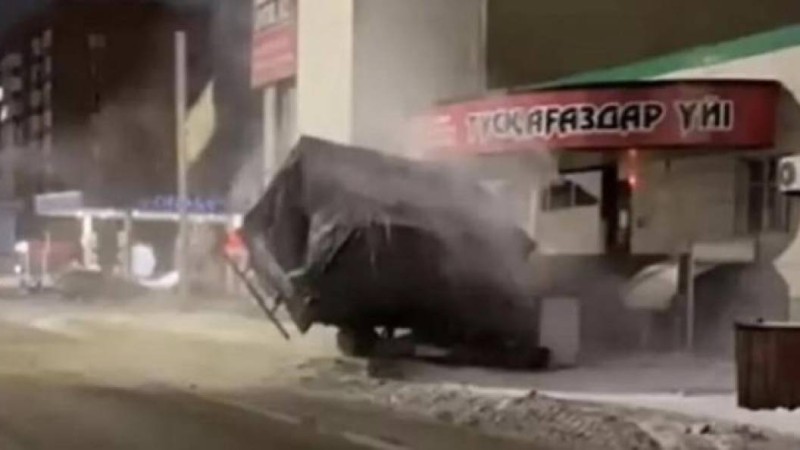 Полицейлердің көзінше. Жүк көлігін мас күйде айдап әкеткен жүргізуші дүкенді ойрандады