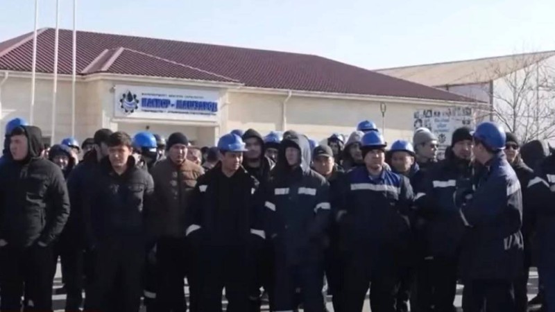 Ақтауда жұмыссыз қалған зауыт жұмысшылары наразылыққа шықты