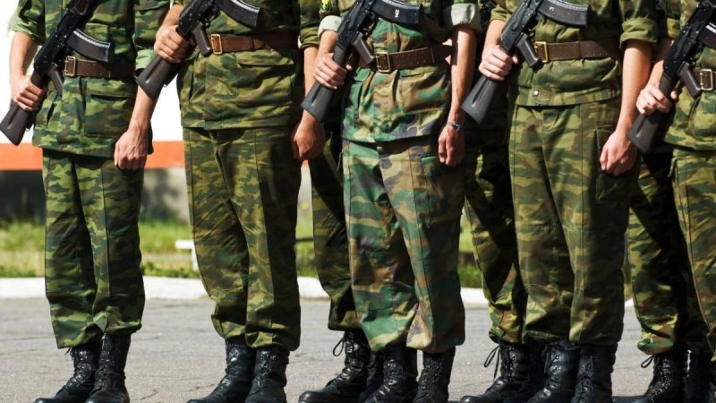 Ақтауда сарбаздарды темекі тұқылын жеуге мәжбүрлеген взвод командиріне үкім шықты