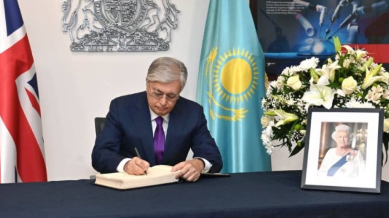 Тоқаев Ұлыбритания елшілігіне барып, көңіл айтты