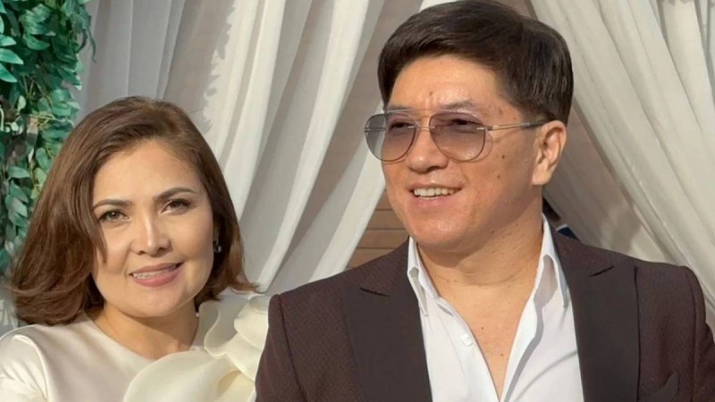 "3 костюмге 1000 адам таласып жатыр": Сәкен Майғазиев мүшел жасқа толғанына орай киімдерін таратты