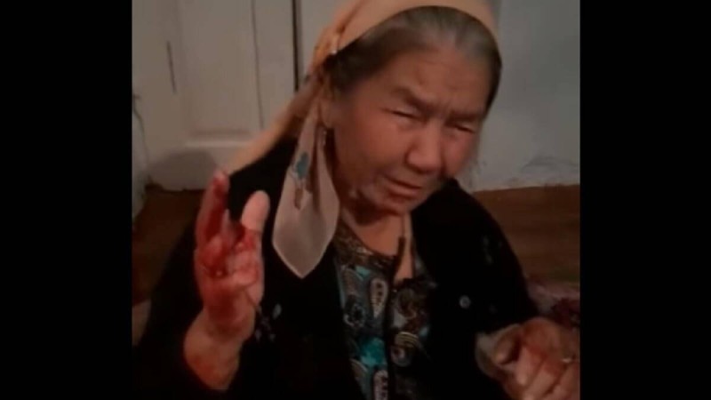 "Үйден шықпағанды көрсетеміз". Шымкентте әйел күйеу балаларының анасына не істегенін айтып берді