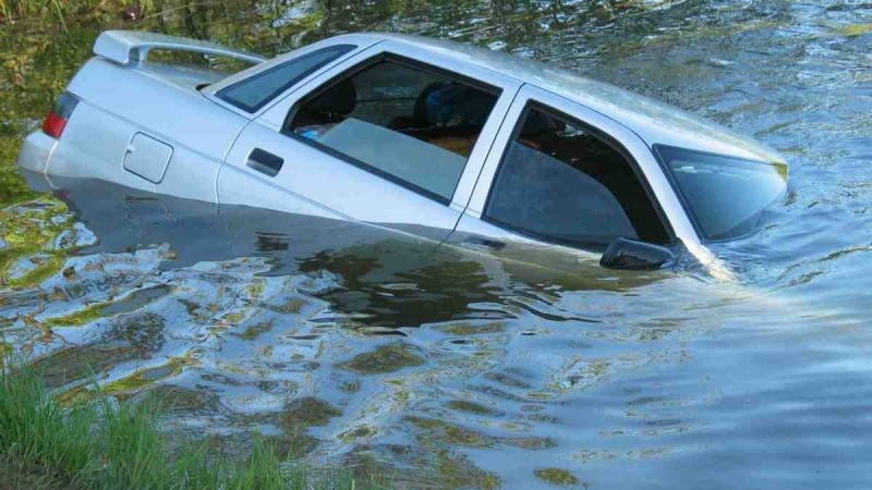 Көлігімен суға батып кеткен әйел ажалдан аман қалды - Қазақстан жаңалықтары
