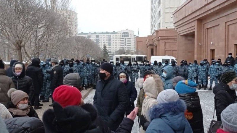 Астанада наразы әйелдер жаңа депутаттардың ел алдына шығуын талап етті