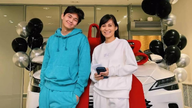 Әнші Sadraddin анасына қымбат көлік мінгізді (фото, видео)